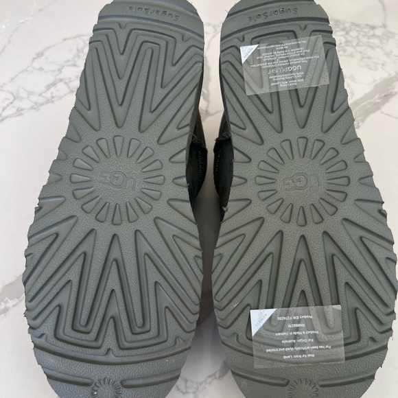 Uggs Ultra Mini Moss Green - size 9 NWT - Picture 4 of 5